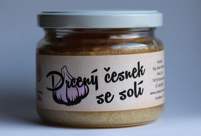 Drcený česnek se solí